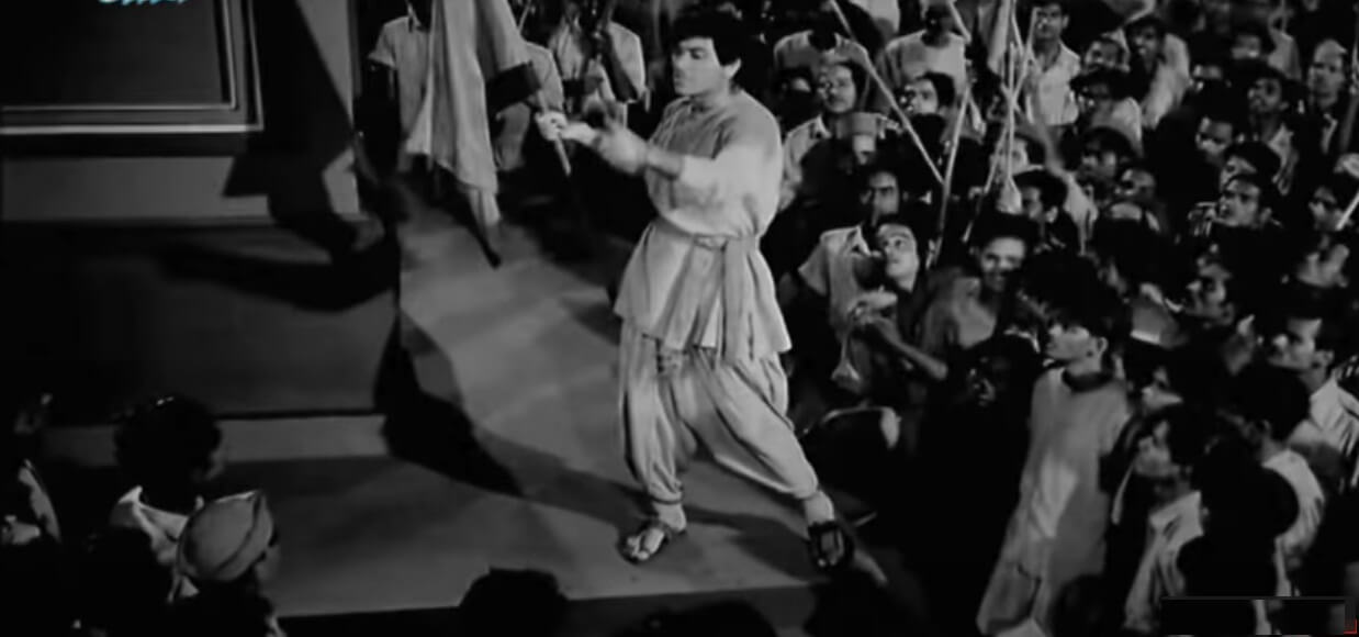 बड़े चलो बिरादरों किसी से मत डरो-Daulat Ne Pasine Ko Aaj Song Lyrics