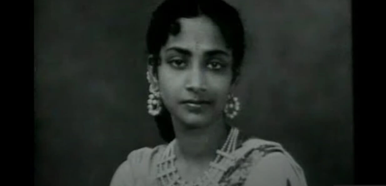 रात-रात भर इंतज़ार है, दिल दर्द से बेकरार है-Koi Dur Se Aawaz De Song Lyrics